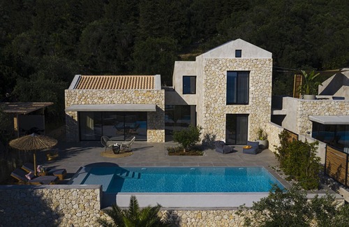 Paramonas Villa | Mimi and Coco villa Augustus