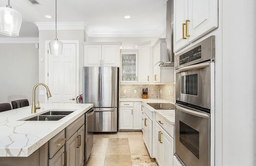 Ridge Lakes House | Mini-mansion . Downtown Where the Action is & walk to Beach