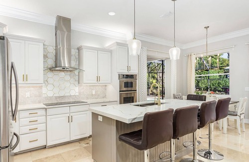 Ridge Lakes House | Mini-mansion . Downtown Where the Action is & walk to Beach