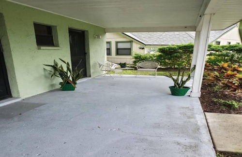 Lutz House | Mini Oasis at Paradise- a cozy studio in the clothing-optional Paradise Lakes