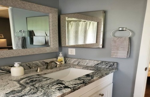 Lutz House | Mini Oasis at Paradise- a cozy studio in the clothing-optional Paradise Lakes