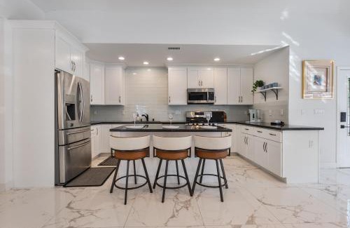 North Central House | Minimalist Modern 3Bed 3Bath House near the Rose Bowl in Pasadena