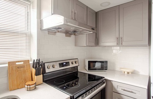 East Passyunk Crossing Apartment | Minimalist S Center City 2Queens
