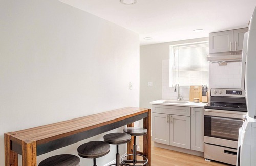 East Passyunk Crossing Apartment | Minimalist S Center City 2Queens