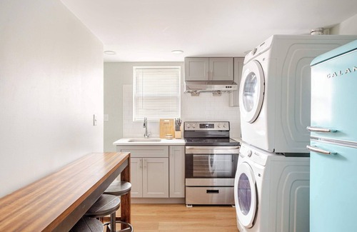 East Passyunk Crossing Apartment | Minimalist S Center City 2Queens