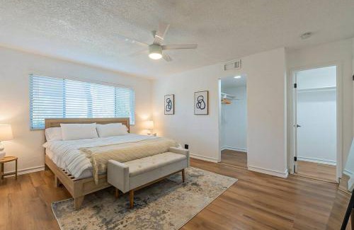 Fashion Square Apartment | Minimalist Vibe ~ 5* Location ~ King Bed ~ Parking