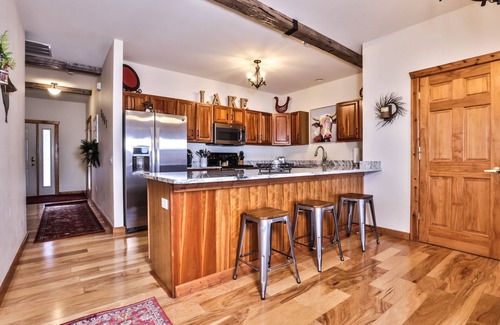 Minocqua Condo | Minocqua Lake Condo! Walk 2 Downtown! Fall Weekends Open! Dock available!