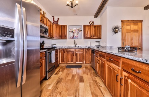 Minocqua Condo | Minocqua Lake Condo! Walk 2 Downtown! Fall Weekends Open! Dock available!