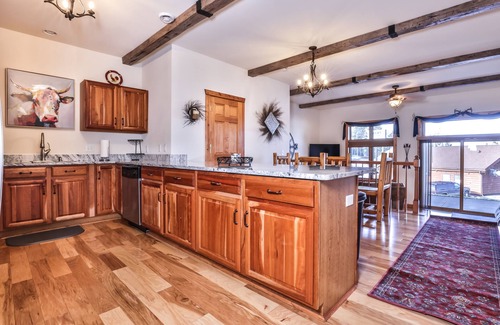 Minocqua Condo | Minocqua Lake Condo! Walk 2 Downtown! Fall Weekends Open! Dock available!