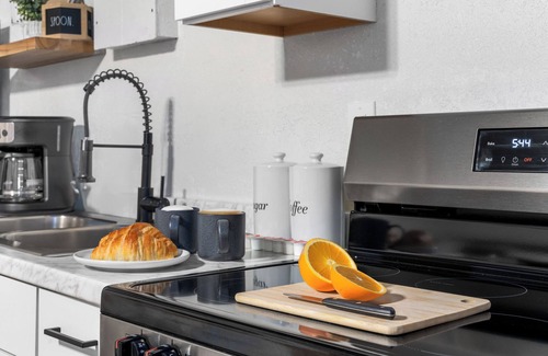 Tarpon Springs House | Mins to Beach/Studio Home/walk to dwtn/FreeParking