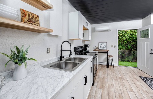 Tarpon Springs House | Mins to Beach/Studio Home/walk to dwtn/FreeParking