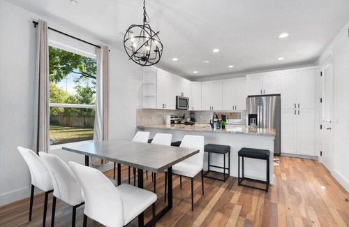 University Hills and Windsor Park House | Mins to Downtown/Formula 1/ACL