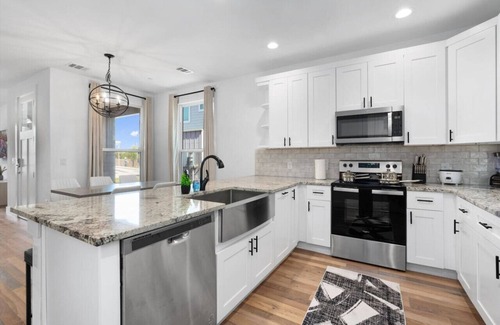 University Hills and Windsor Park House | Mins to Downtown/Formula 1/ACL