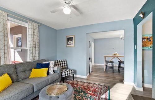 West Central House | Mins To Dwntwn & Arena Backyard BBQ King Bed