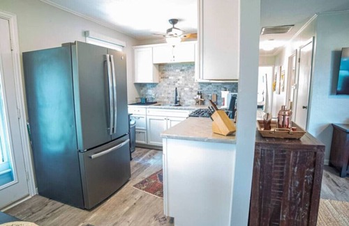 Burton House | Mins to Round Top, Retreat beneath the live oaks