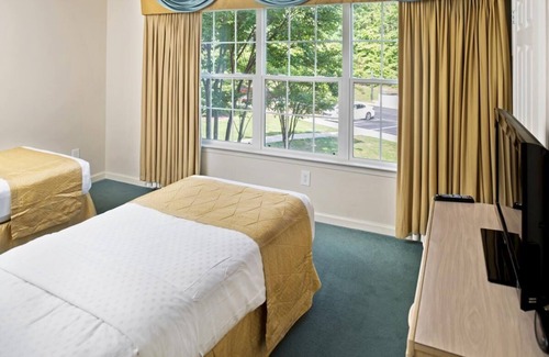 Berkeley Resort | Minutes from Colonial Williamsburg Attractions! 2 Serene Units, Kitchen, Pool