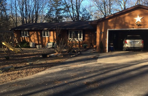 Hobart House | Minutes from Everything- Lambeau Field, Door County and more !,