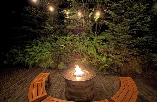 West Dover House | Minutes from Mt. Snow & Wilmington! Indoor spa, sauna, fitness room & billiards!