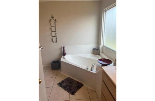 Pharr House | Minutes to Shopping, Dining and Fun Family Stay - Sleeps 6