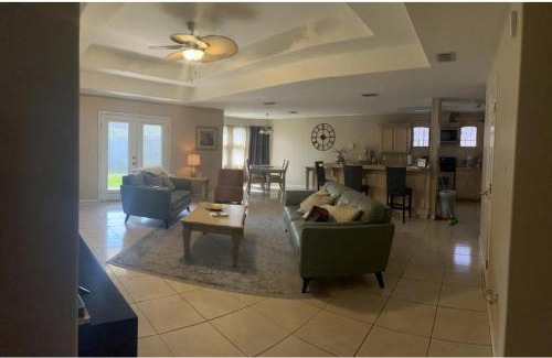 Pharr House | Minutes to Shopping, Dining and Fun Family Stay - Sleeps 6