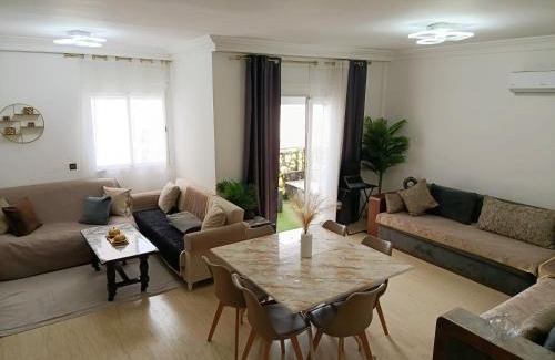 Al Bahraoyine Apartment | MIRABAIE Appartement Cosy Family -Sur la colline de la baie de Tanger Terrasse Piscine Garage WiFi à 8 min en voiture de CAP Malabata et la corniche animée et des prestigieux cafés restaurants lounge