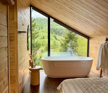 Slavske House | Mirest - котеджі в горах із чаном-джакузі