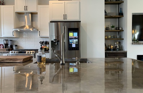 Le Claire House | Mississippi River Views and Downtown LeClaire all in one!