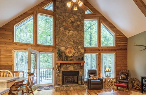 Helen House | Misty Creek | Charming Creek Side Cabin w/Hot Tub and Fire Pit Located in Helen