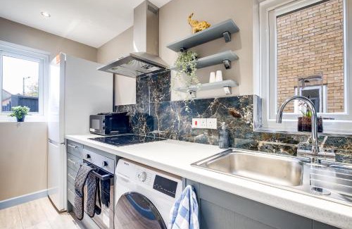 Walton House | MK 2-Bedroom Contractor's Gem, 5 beds, sleeps 6, free parking