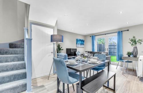 Walton House | MK 2-Bedroom Contractor's Gem, 5 beds, sleeps 6, free parking