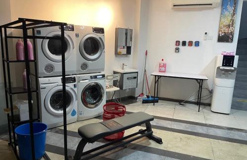 Jenjarom House | MKB Homestay - 2 X King Bed Studio Room with view & FREE parking