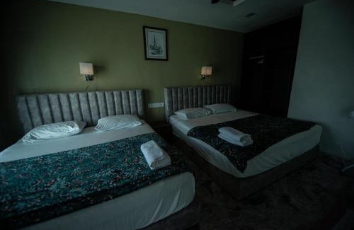 Jenjarom House | MKB Homestay - 2 X King Bed Studio Room with view & FREE parking