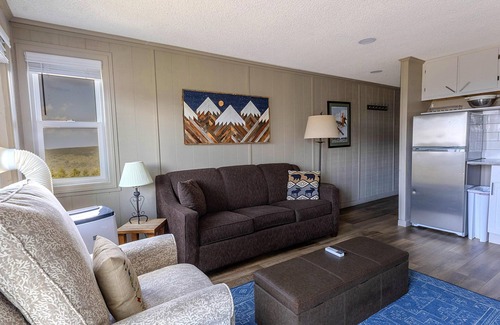 Snowshoe Condo | ML 142: Alluring Winter Nest w/Cozy Vibes & Easy Slope Access