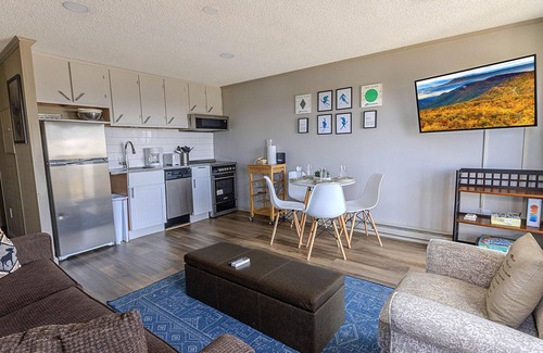 Snowshoe Condo | ML 142: Alluring Winter Nest w/Cozy Vibes & Easy Slope Access