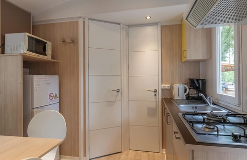 Lavilledieu House | Mobile Home 'Mobil-home D - 1-4 Pers' with Shared Pool and Shared Garden