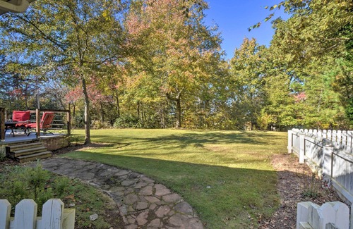 Oakwood Cottage | Mod 'stable House' on 10 Acres, Walk to Lake!