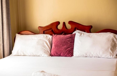 Dar es Salaam Bed & Breakfast | Modamba Bar, Restaurant and Social Hall