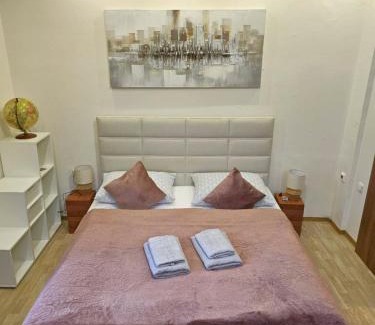 Hradec Kralove Apartment | Moderní apartmán u Velkého náměstí 1, Wi-Fi a Netflix zdarma, koupelna s vanou