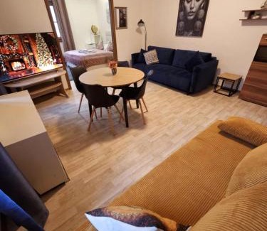 Hradec Kralove Apartment | Moderní apartmán u Velkého náměstí 1, Wi-Fi a Netflix zdarma, koupelna s vanou