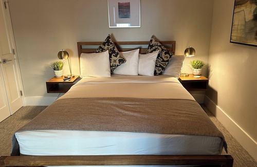 Newport Hotel | Modern 1 Bed/1 Bath (sleeps 3) Dog friendly with parking on historic Pelham St.