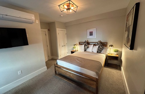 Newport Hotel | Modern 1 Bed/1 Bath (sleeps 3) Dog friendly with parking on historic Pelham St.