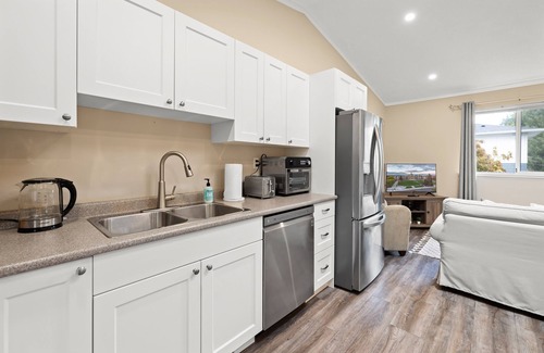Sooke Cabin | Modern 1 bed suite on Oceanfront Property, Parking