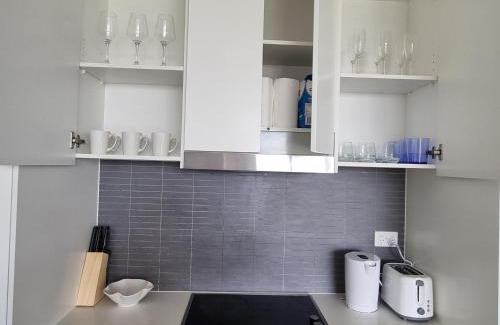 Belconnen Apartment | Modern 1 Bedroom apartment with Pool, Gym & Water Views