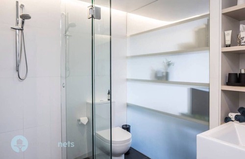 City West Apartment | Modern 1 Bedroom Apt With Parking, Walk to ANU