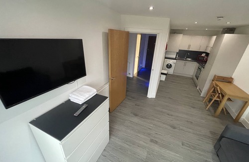 Clementswood Apartment | Modern 1-Bedroom in Ilford Tower Apartments