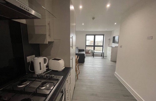 Clementswood Apartment | Modern 1-Bedroom in Ilford Tower Apartments