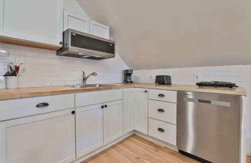 North Andover Apartment | Modern 1BD Near Downtown & Hgwy