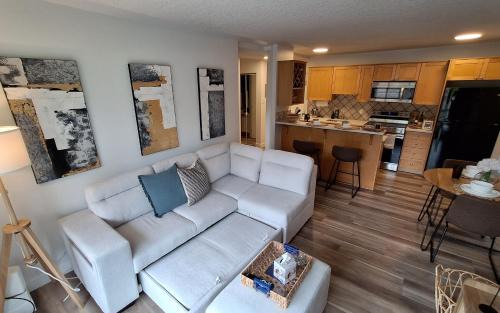 Lower Mount Royal Apartment | Modern 1br Apt, Up to 4 people, Steps to 17th Ave, Downtown & Stampede