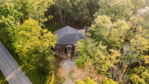 Rockbridge House | Modern 2 BD cabin with hot tub & Games & Central Loc