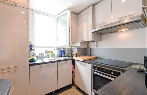 Montmartre Apartment | Modern 2 Bdr Apt - 2 queen size beds - Up to 6 guests - optional parking rental